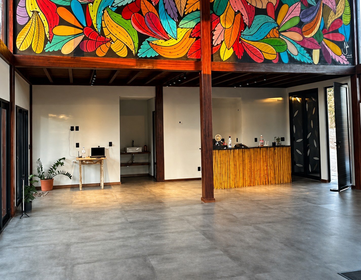 Vista interna do Studio Rasta Move com luz natural